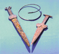 Скіфські мечі-акінаки та шийна прикраса гривна. I тис. до н.е.