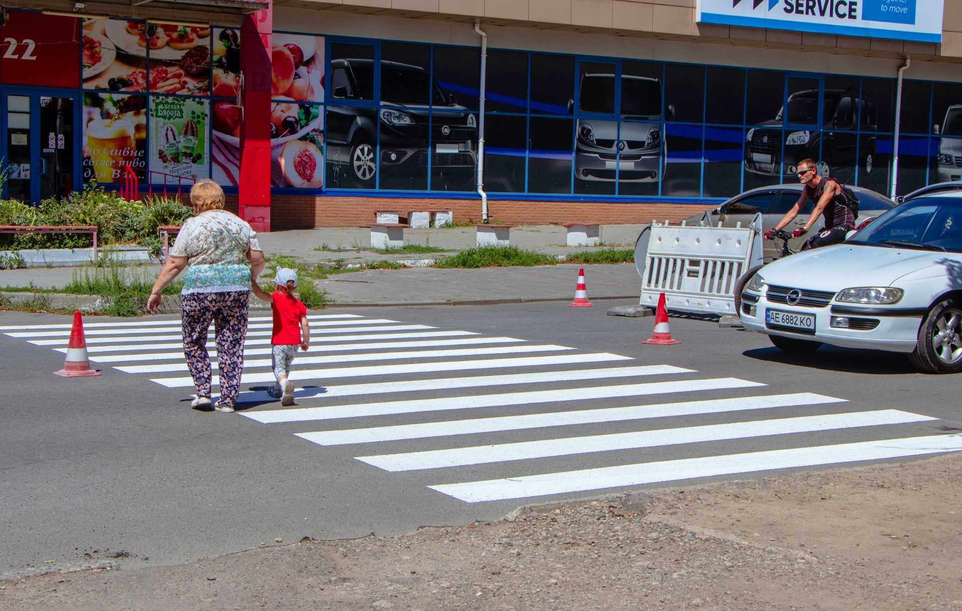 Дорожная 8. Зебра перед школой.